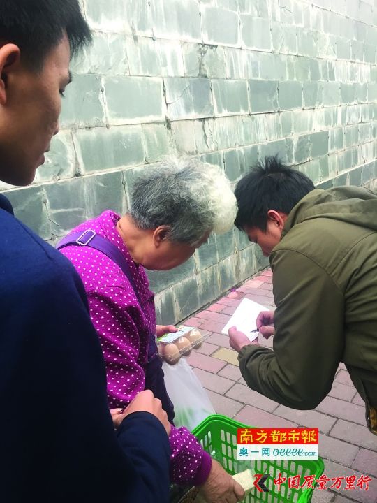 在街頭攬客時,有老人上前詢問,經理會上前登記老人信息并派發團購券。