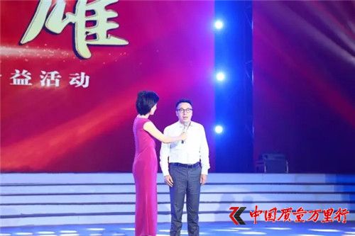 綠葉徐建成董事長應(yīng)邀出席“致敬英雄”平安鹽城見義勇為大型公益活動并登臺發(fā)表捐贈感言