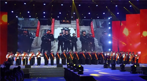 綠葉徐建成董事長應(yīng)邀出席“致敬英雄”平安鹽城見義勇為大型公益活動并登臺發(fā)表捐贈感言