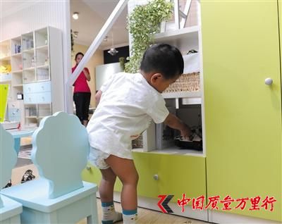兒童家具如果出現(xiàn)結(jié)構(gòu)不合格的問(wèn)題,會(huì)使兒童很容易在使用過(guò)程中受到不可預(yù)見(jiàn)的傷害。 新京報(bào)記者 王遠(yuǎn)征 攝