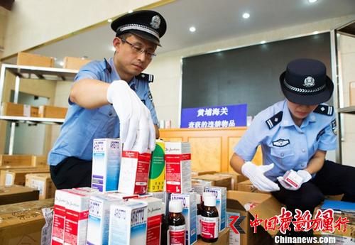 資料圖：黃埔海關7月24日透露，該海關近日成功破獲一起水上偷運走私毒品案，該案共計查獲含有復方可待因、鹽酸麻黃堿成分的止咳水3522瓶。<a target=