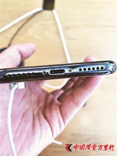 iPhone X掉漆嚴重到沒法直視：蘋果回應讓用戶很崩潰
