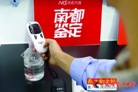 工程師把甲醛檢測(cè)儀樣本靠近甲醛出氣口測(cè)試。