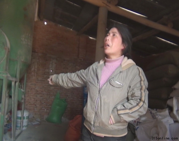 養(yǎng)殖戶告訴記者，她們的豬飼料加上瘦肉精就是再用這個機器攪拌