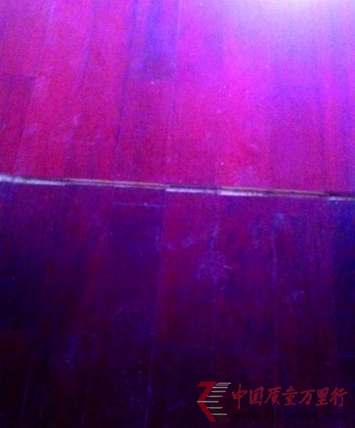 崔女士家購(gòu)買(mǎi)的大自然地板存在嚴(yán)重色差