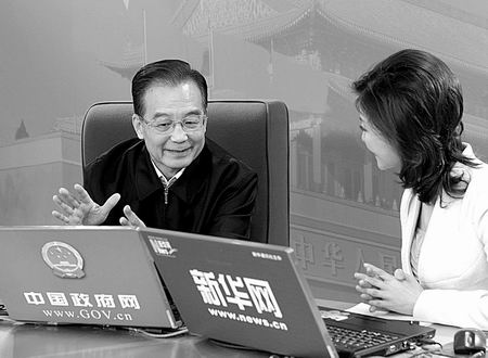 曾“蝸居”的總理決心管好住房問題　溫家寶前天與網(wǎng)友在線交流，網(wǎng)友40萬個帖子提問總理