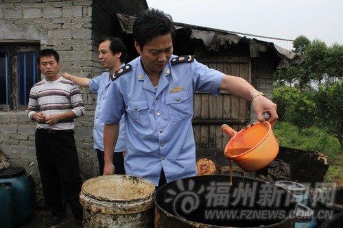 福建一地溝油黑窩點