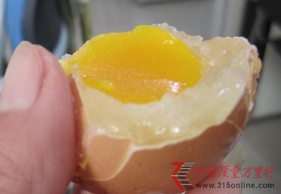 山東煙臺驚現“橡皮雞蛋” 煮熟蛋黃能彈20厘米