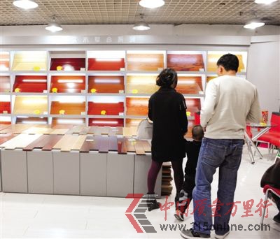 去賣場購買木地板時(shí),一定要看產(chǎn)品檢測報(bào)告,根據(jù)國家標(biāo)準(zhǔn),甲醛釋放量達(dá)到E1級別,即可選購