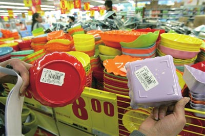 有毒仿瓷餐具貼上新標(biāo)識(shí)后繼續(xù)銷(xiāo)售 涉嫌欺詐