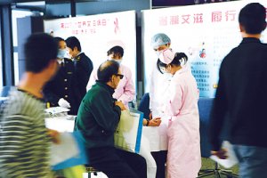 深圳局工作人員在口岸免費為群眾提供快速診療