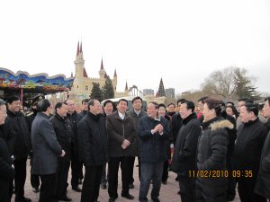 王勇陪同王岐山副總理考察北京食品安全和游樂設施安全運行情況