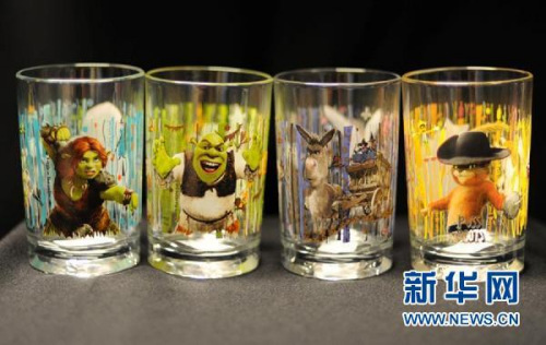 6月4日，美國(guó)消費(fèi)產(chǎn)品安全委員會(huì)宣布對(duì)麥當(dāng)勞鎘超標(biāo)玻璃杯實(shí)施自愿召回。委員會(huì)同時(shí)警告消費(fèi)者，立即停止使用這款玻璃杯。由于玻璃杯的涂層檢測(cè)出化學(xué)物質(zhì)鎘超標(biāo)，美國(guó)快餐業(yè)巨頭麥當(dāng)勞將在全美召回大約1200萬(wàn)只印有《怪物史萊克4》圖案的玻璃杯。(圖片來(lái)源：新華社/法新)