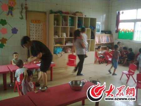 黑幼兒園收費低廉存隱患 與垃圾場毗鄰(圖)