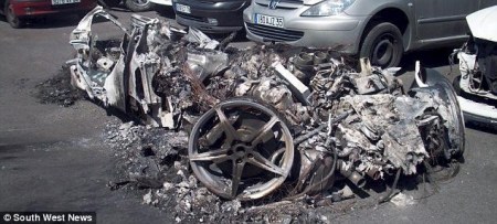 這輛車的鋁合金車身被完全燒熔,全車只剩下輪殼和發(fā)動機,車主不幸遇難。 這輛車的鋁合金車身被完全燒熔,全車只剩下輪殼和發(fā)動機,車主不幸遇難。