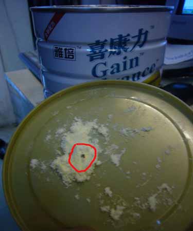紅色圈內(nèi)的黑點(diǎn)即為“雅培”奶粉中屢屢出現(xiàn)的不明黑色霉?fàn)钗铮? />
<span id=