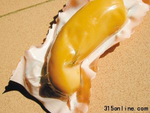 熱狗腸內(nèi)發(fā)現(xiàn)有異物(見(jiàn)圈中)。