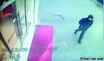 圖為民警調看的監(jiān)控錄像。 圖為民警調看的監(jiān)控錄像。