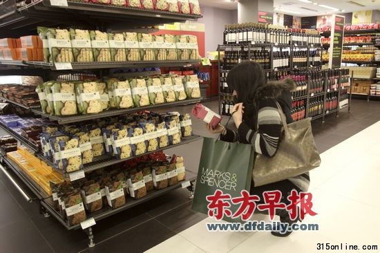 2月22日,顧客在南京西路馬莎百貨四樓食品區(qū)選購(gòu)商品。 2月22日,顧客在南京西路馬莎百貨四樓食品區(qū)選購(gòu)商品。