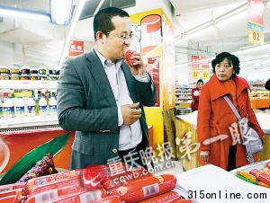雙匯經理賣場吃火腿腸證產品安全 引市民譏諷(圖)