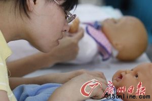 育嬰師在上培訓課,內容為撫觸嬰兒。 記者 倪黎祥 攝