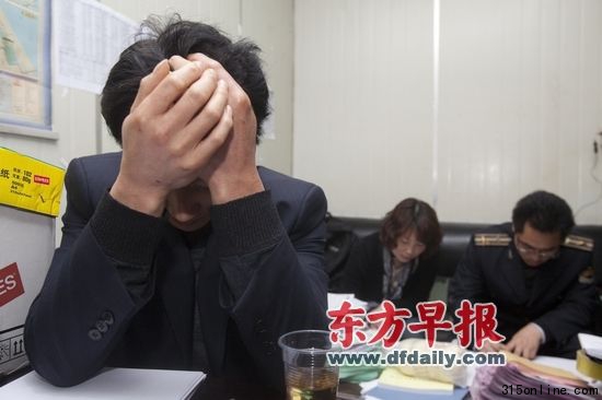 4月11日晚,上海盛祿食品有限公司分公司某負責人極力躲避鏡頭,工商質檢人員連夜赴廠家進行查處。早報見習記者 楊一 圖 4月11日晚,上海盛祿食品有限公司分公司某負責人極力躲避鏡頭,工商質檢人員連夜赴廠家進行查處。早報見習記者 楊一 圖