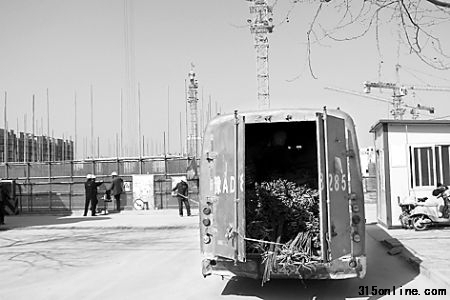 “瘦身鋼筋”就是通過這輛車運進了工地。