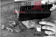 14:00 將豬肉洗凈,切成小塊。