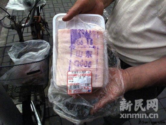 上海愛森豬肉不知何故竟蓋山東檢疫章。新民晚報·新民網記者 陳浩 攝 上海愛森豬肉不知何故竟蓋山東檢疫章。新民晚報·新民網記者 陳浩 攝
