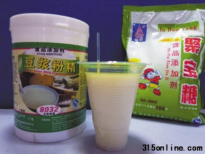 豆?jié){粉精、聚寶糖加水兌出一杯香甜的“豆?jié){”。 豆?jié){粉精、聚寶糖加水兌出一杯香甜的“豆?jié){”。