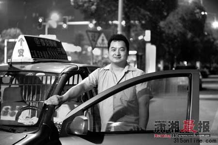 學(xué)生深夜被毒蛇咬傷的士接連超車尋找血清(圖)