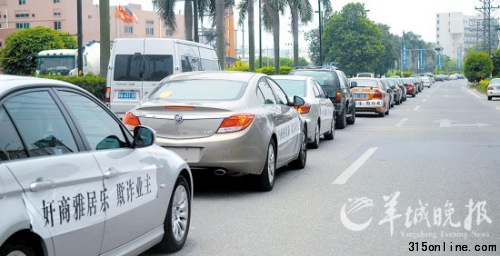 8月7日中午，業主駕車列隊抗議小區出行道路被封 羊城晚報記者 姚思東 攝