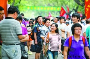 北大黨委書記自稱“新兵”回應(yīng)農(nóng)村學(xué)生減少問題