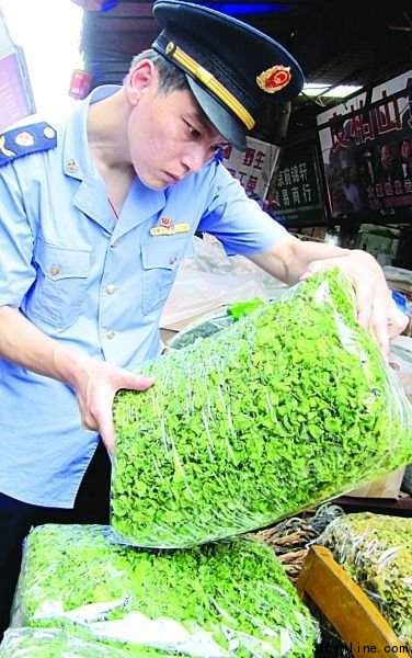 南京工商部門從市場內(nèi)查出過綠的萵筍干。李海勇 攝