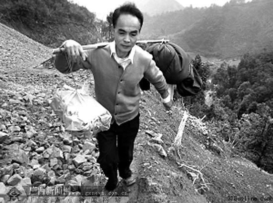 “扁擔教師”一人長征:38年為孩子挑生活學(xué)習(xí)用品