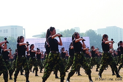 高校新生軍訓(xùn)不再老三樣女子“防狼術(shù)”搶風(fēng)頭