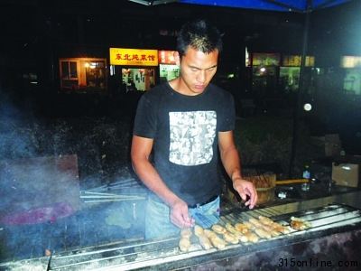 大四男生創(chuàng)業(yè)當“燒烤哥”和女友開“情侶店”