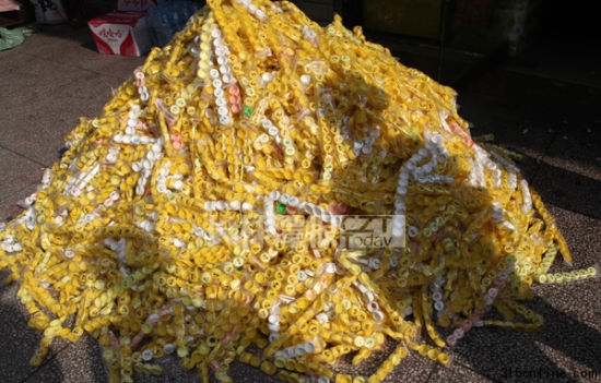 株洲一家商店老板把四萬多個中獎瓶蓋堆放在店門口,準(zhǔn)備送往經(jīng)銷商處兌獎。
