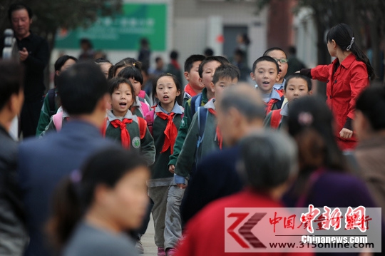 小學(xué)生戴綠領(lǐng)巾惹爭議評論稱比抽教鞭更惡毒