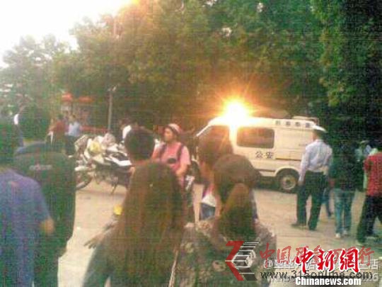 轎車闖入一高校撞傷7名學(xué)生司機(jī)已被控制(圖)