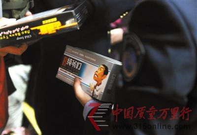 10月27日,新街口一家成人用品店,藥監(jiān)人員正在檢查銷售的性保健品。