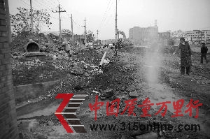 水閥井的入戶水管不停滋水。記者 李顯峰/攝