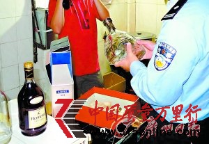 衛(wèi)生間內(nèi)勾兌萬元洋酒