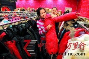 商場冬裝跨入千元時代 年輕人愛網(wǎng)購老人忙翻新