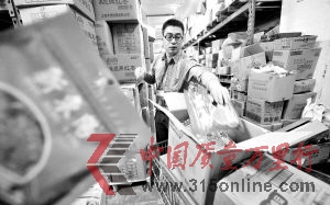 中環(huán)世紀(jì)聯(lián)華店工作人員上午已將所有新東陽肉松下架封存 本報(bào)記者 孫中欽 攝