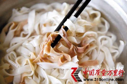 市民買白面條煮后變紅褐色 商家稱因未用增白劑