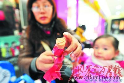 康女士購買的火腿腸里有藍色物質。莊道龍/攝
