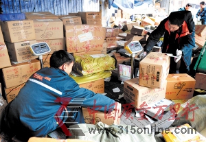 元旦春節(jié)快遞旺季已到,多家快遞公司運營部快件堆積如山。CFP圖 元旦春節(jié)快遞旺季已到,多家快遞公司運營部快件堆積如山。CFP圖