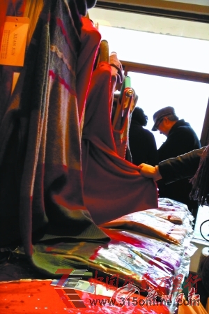 “羊絨衫展銷會(huì)”就在酒店一個(gè)房間內(nèi)舉行。 “羊絨衫展銷會(huì)”就在酒店一個(gè)房間內(nèi)舉行。