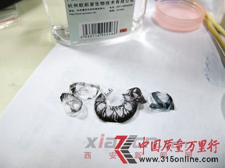 用酒精泡過(guò)后擦拭，“七彩蕾絲”幾乎透明、“coco eye”粉色部分消失、知名品牌“美瞳”雖然破碎但未掉色(由左至右)。